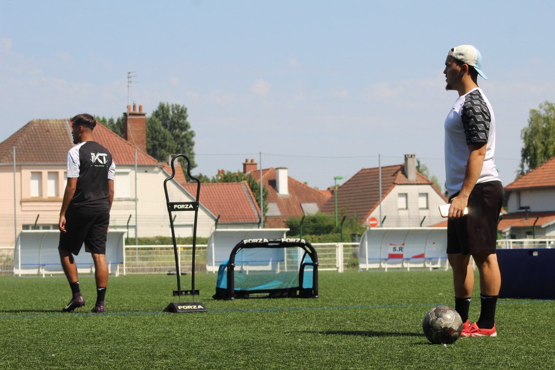 Sofiane et Nawfel en séance, avec le matériel d'entraînement