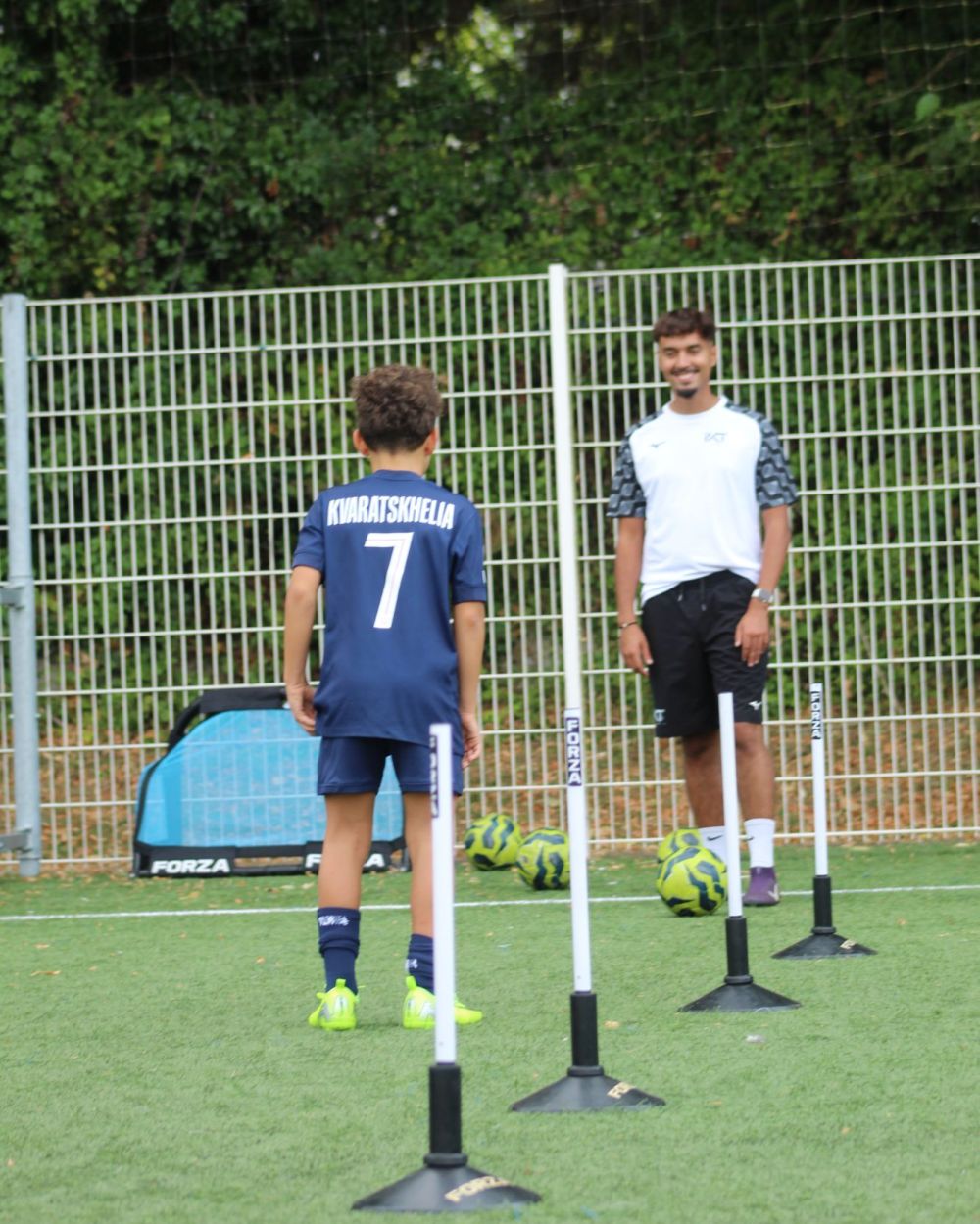 Exercice technique entre les piquets avec un coach IKT